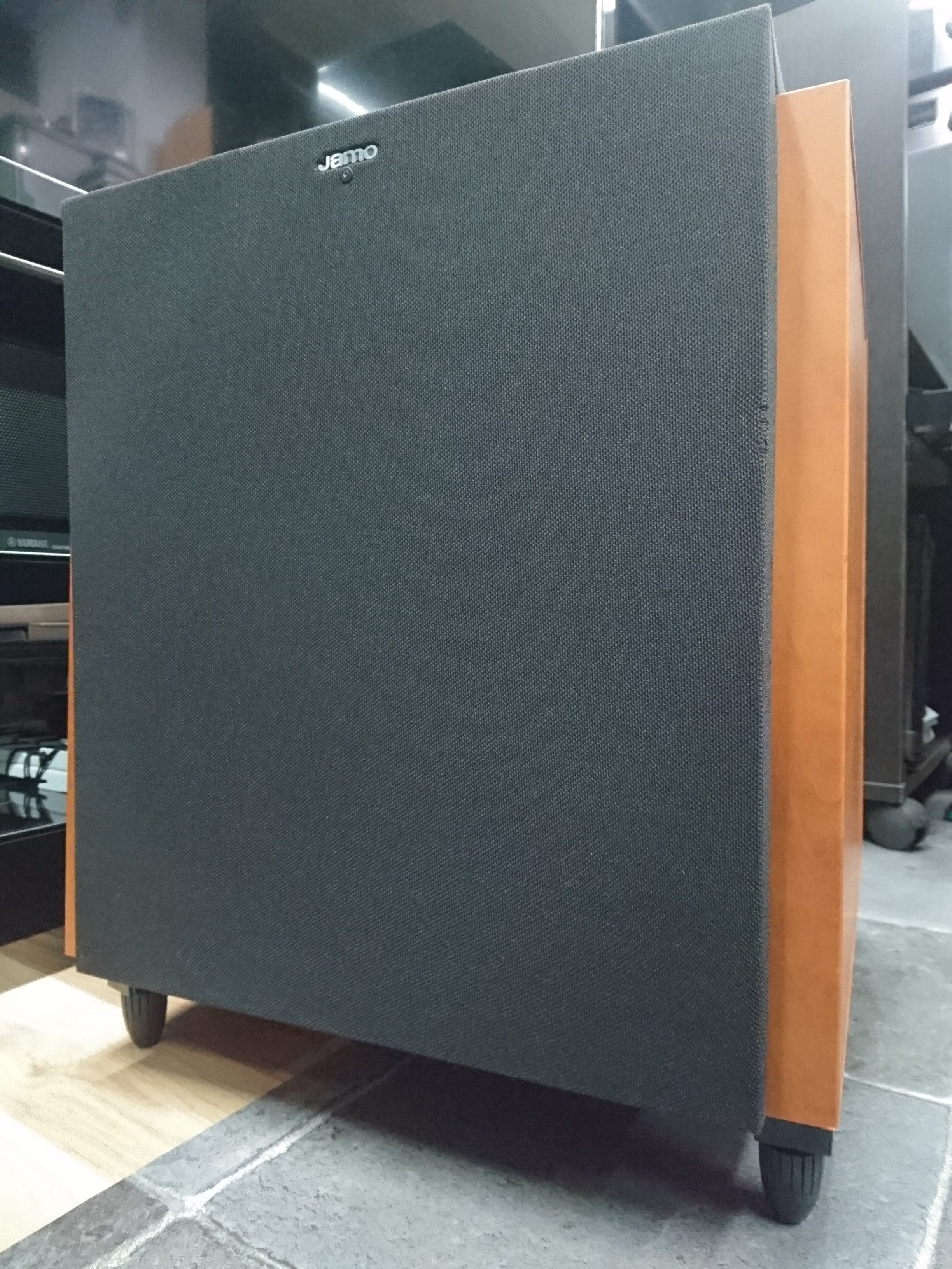 Jamo E7 aktiivinen subwoofer peak 675W TVAudio.fi