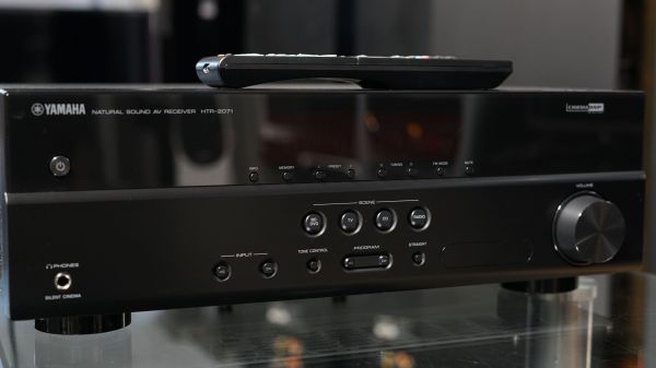 Yamaha HTR-2071 viritinvahvistin 4K, 5 X 100W (4 OHM)
