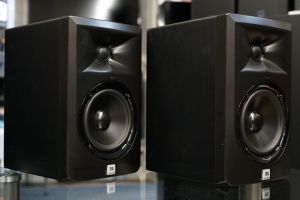 JBL LSR305 aktiiviset 2-tie kaiuttimet
