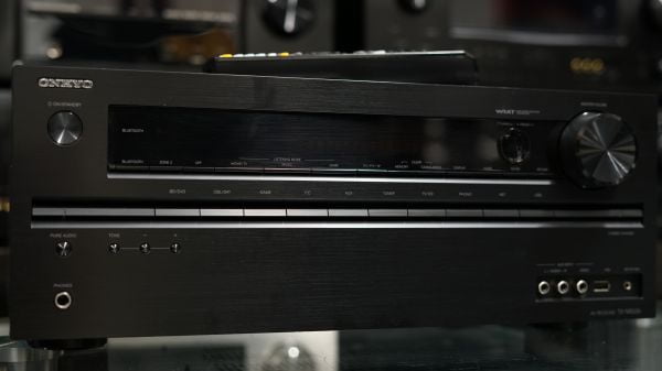 (Myyty) Onkyo TX-NR626 viritinvahvistin