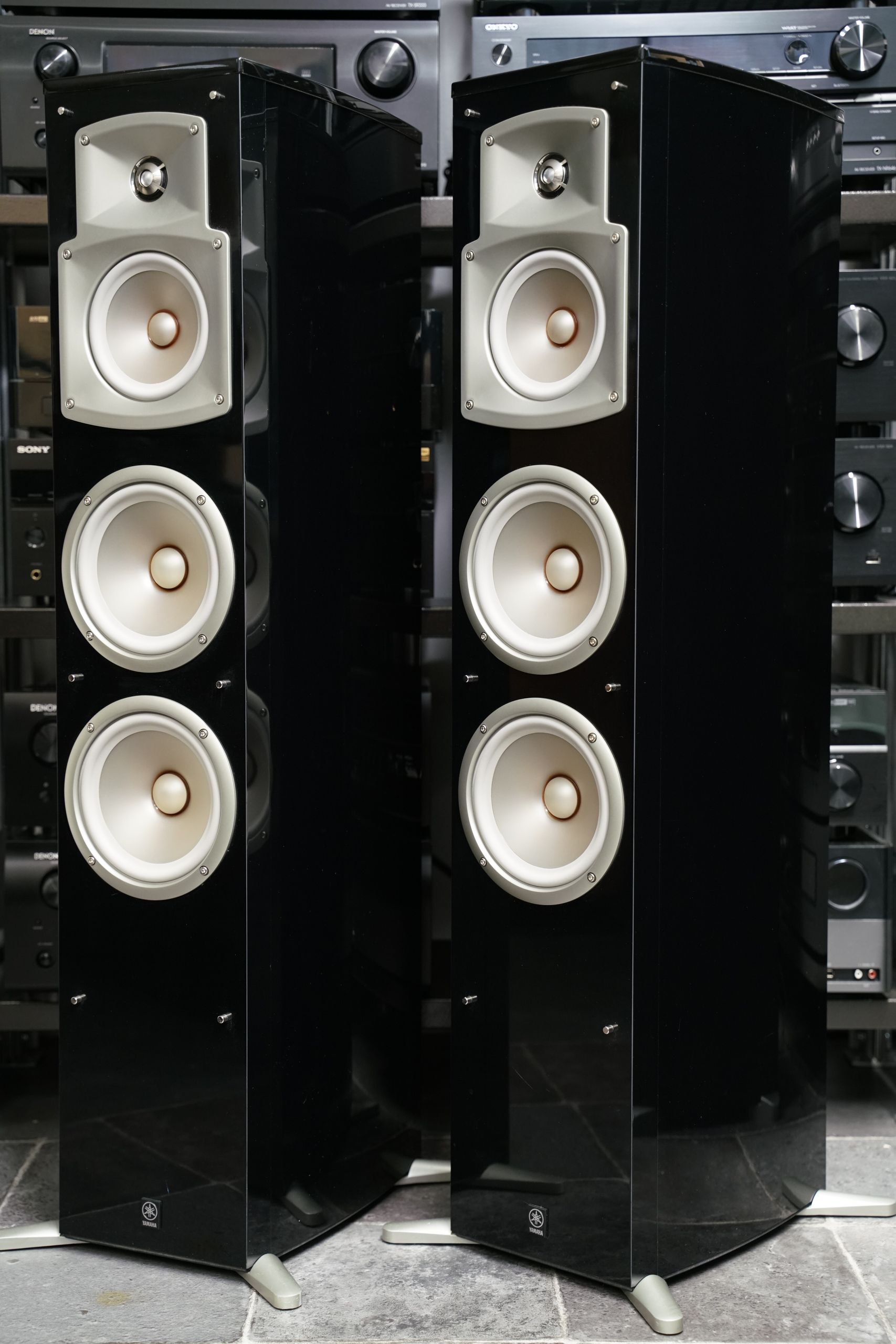 Yamaha NS-555 Lattiakaiuttimet 1 Yamaha NS-555 Lattiakaiuttimet