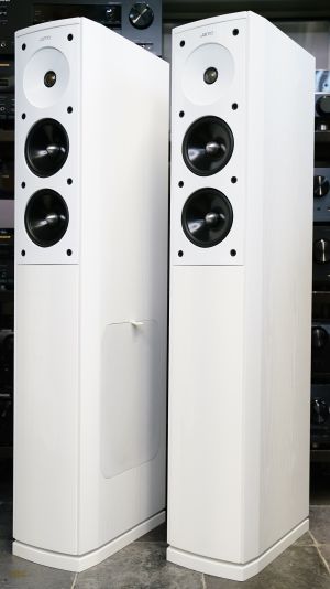 Jamo S606 lattiakaiuttimet