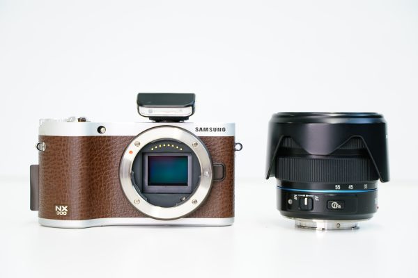 (Myyty) Samsung NX300 kamera + 18-55/3,5-5,6 OIS objektiivi käytetty