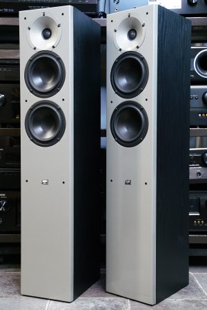 Chorus Compact 682 lattiakaiutinpari