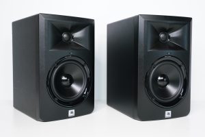JBL LSR305 aktiiviset 2-tie kaiuttimet