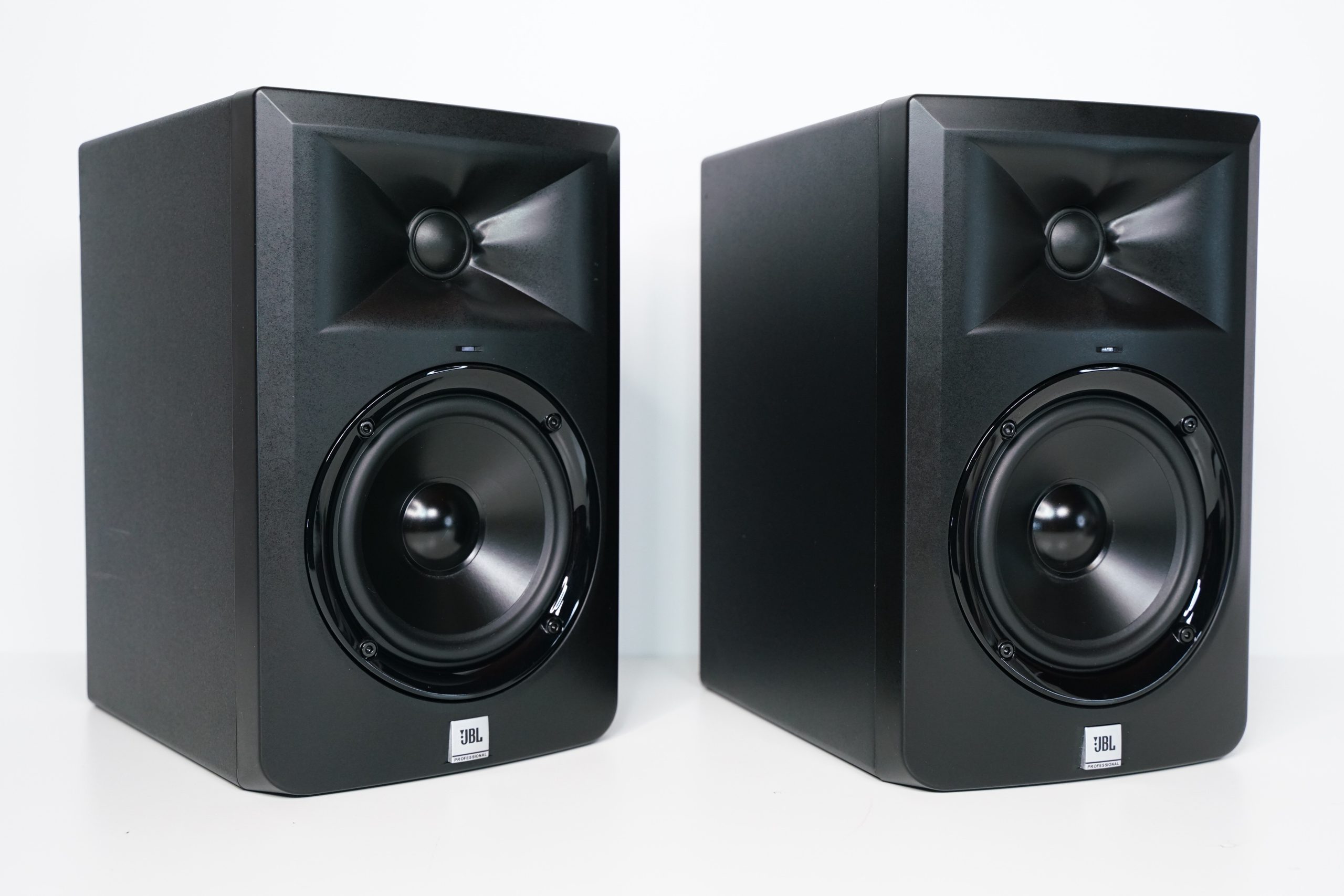 JBL LSR305 aktiiviset 2-tie kaiuttimet 1 JBL LSR305 aktiiviset 2-tie kaiuttimet